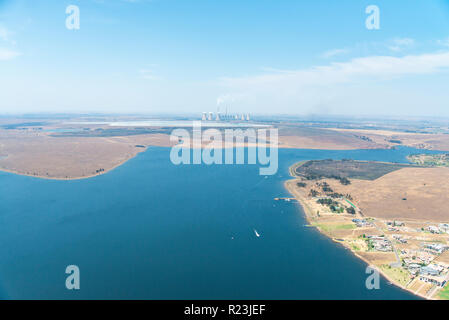 Antenne angezeigt Witbank Dam und Kraftwerk, das auf die Kohle läuft. (Die tatsächliche Hand gehaltene Luftaufnahmen von einem gyrocopter, nicht drone Fotos gemacht). Dieses Bild ist Teil einer größeren Körper der Arbeit zum historischen Bergbau Umwelt, Wasserressourcen und Gemeinschaften in Südafrika beeinflusst haben. Der Fotograf produzierte auch eine groß angelegte Ausstellung und Buch mit dem Titel "Eine Säure Fluß läuft durch ihn "von wählt dieses Materials. Foto: Eva-Lotta Jansson Stockfoto