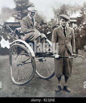 Der Prinz Schnallen ein Rad. Bei seinem Besuch in Japan im Jahre 1922 Edward Prince of Wales (später König Edward VIII. von Großbritannien), gab Admiral Sir Lionel Halsey eine Fahrt, und war ein wenig zu kräftig. Stockfoto