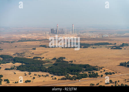 Antenne angezeigt, die ein Kraftwerk in Witbank, die auf Kohle läuft. (Die tatsächliche Hand gehaltene Luftaufnahmen von einem gyrocopter, nicht drone Fotos gemacht). Dieses Bild ist Teil einer größeren Körper der Arbeit zum historischen Bergbau Umwelt, Wasserressourcen und Gemeinschaften in Südafrika beeinflusst haben. Der Fotograf produzierte auch eine groß angelegte Ausstellung und Buch mit dem Titel "Eine Säure Fluß läuft durch ihn "von wählt dieses Materials. Foto: Eva-Lotta Jansson Stockfoto