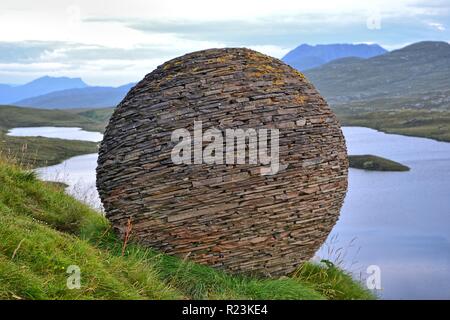 Die Globus Skulptur von Joe Smith, bei Knockan Crag bei Dämmerung. Ullapool, Schottland, Großbritannien Stockfoto