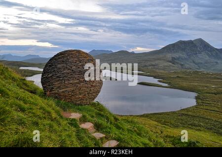 Die Globus Skulptur von Joe Smith, bei Knockan Crag bei Dämmerung. Ullapool, Schottland, Großbritannien Stockfoto