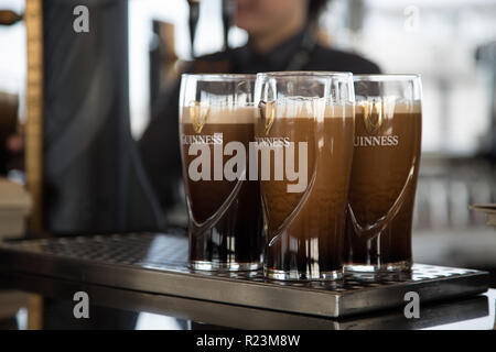 Pints of Guinness werden in der Guinness Storehouse Gravity Bar, Dublin, Irland, serviert. Stockfoto