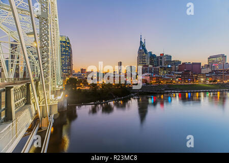 Nashville Skyline von John Seigenthaler Fußgängerbrücke in der Dämmerung Stockfoto