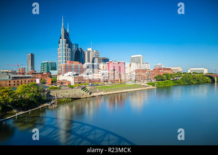 Nashville Skyline von John Seigenthaler Fußgängerbrücke an einem sonnigen Tag Stockfoto