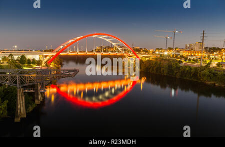 Gateway Bridge auf der Koreanischen Veterans Blvd in Nashville bei Nacht Stockfoto