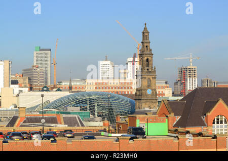 Trinity Shopping Complex von Chapman Taylor Leeds durch Trinity Kirche 1722 yorkshire Großbritannien gebaut Stockfoto