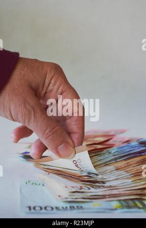 Konzept: Business und Finanzen. Hand und Haufen von Euro Stockfoto