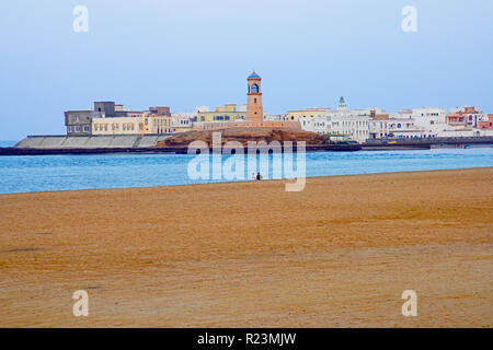 Anzeigen von Al Ayjah Stadt, Leuchtturm in der Bucht von Sur, Oman. Stockfoto