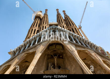 Barcelona, Spanien, 10. Juli. 2018 - Die Kathedrale La Sagrada Familia Low Angle View mit Baukräne Stockfoto