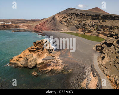 Luftaufnahme des Charco de Los Clicos, eine kleine Salz-wasser See mit einem smaragdgrünen Farbe gesetzt werden. Lanzarote, Kanarische Inseln, Spanien Stockfoto