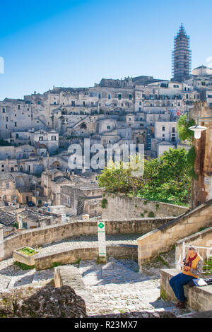 Panoramablick auf die wunderschöne Aussicht der Sassi von Matera oder Steine, der Europäischen Kulturhauptstadt 2019, Basilicata, Italien mit touristischen Zeichnung Stockfoto