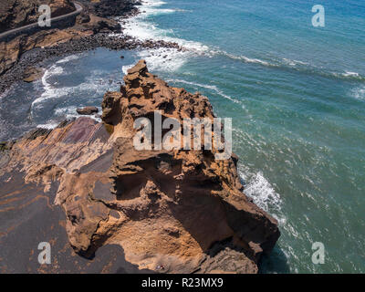 Luftaufnahme von Wellen auf einer Felsformation. Playa El Golfo. Schwarzer Strand Charco de Los Clicos. Lanzarote, Kanarische Inseln, Spanien Stockfoto