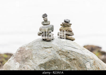 Haufen von Steinen auf einem Felsblock, vorland im Stanley Park, Vancouver, British Columbia, Kanada Stockfoto