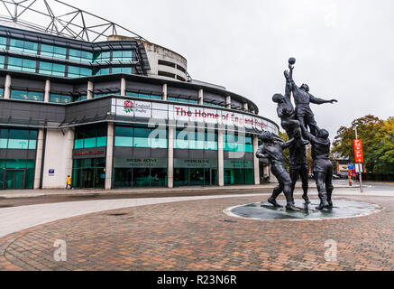 Außerhalb des Twickenham Rugby Stadions, England, Großbritannien mit der Gerald Laing 'Line Out' Statue Stockfoto