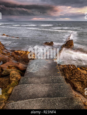 St Monan sea-gefüllten Pool, der Jetzt bröckelt mit Gewitterwolken über der Insel kann im Hintergrund Stockfoto