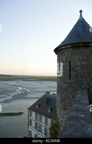 Blick auf Sandbänken bei Ebbe von den Wänden des Mont-Saint-Michel, eine Insel, Gemeinde in der Normandie, Frankreich für seine Kloster bekannt. Stockfoto