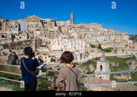 Touristen, die auf der Suche an der Panoramablick auf die schöne Aussicht auf Sassi oder Steine von Matera, der Europäischen Kulturhauptstadt 2019, Basilicata, Italien Stockfoto