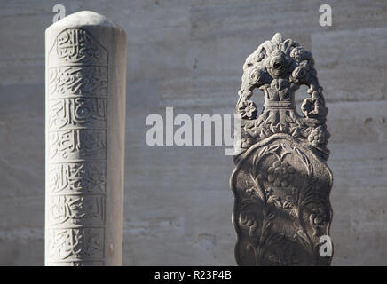 Istanbul Türkei november 2018 - Nahaufnahme von einigen Grabstein, grabstein Statue auf dem Friedhof Der Süleymaniye-moschee Stockfoto