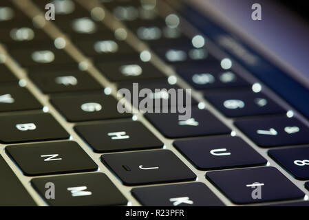 Laptop Tastatur Nähe zu sehen. Computer Tasten mit Hintergrundbeleuchtung Stockfoto