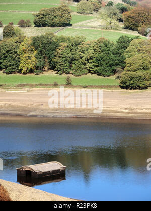 Ladybower Reservoir in Trockenheit, Derwent Dorf, Hope Valley, Nationalpark Peak District, Derbyshire, England, UK im Oktober Stockfoto