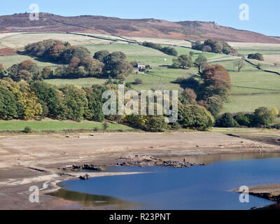 Ladybower Reservoir in Trockenheit, Derwent Dorf, Hope Valley, Nationalpark Peak District, Derbyshire, England, UK im Oktober Stockfoto