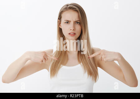 Intensive Mädchen mit ernsten Gesicht an sich, als Fragen stellen, und sich nicht sicher sind, mit gerunzelter Stirn die Grimasse warten auf Stellungnahme per Email ab Stockfoto