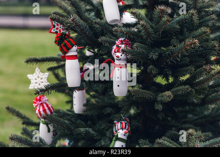 Handgefertigte Dekorationen am Weihnachtsbaum. Diy Ideen. Umwelt Konzept Stockfoto