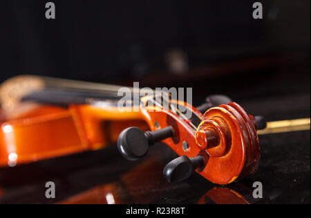 Leiter der Braun Vintage Violin liegen auf einem Tisch closeup Indoor Stockfoto