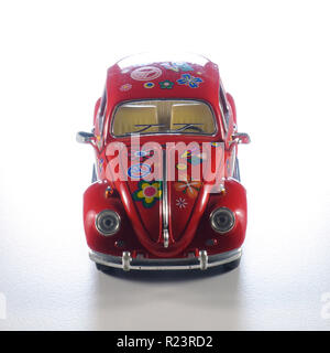 Foto Nahaufnahme von einer Miniatur Modell eines VW Käfer in den 60er 70er Jahre hippie Style Stockfoto