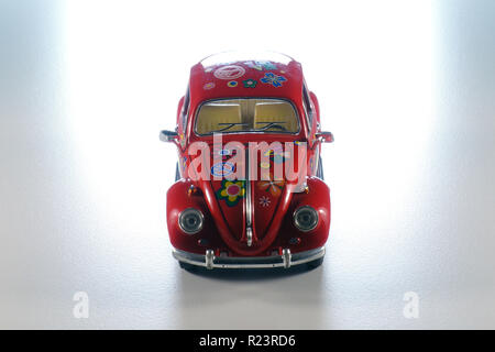 Foto Nahaufnahme von einer Miniatur Modell eines VW Käfer in den 60er 70er Jahre hippie Style Stockfoto
