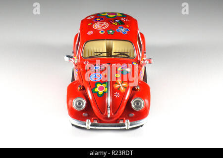 Foto Nahaufnahme von einer Miniatur Modell eines VW Käfer in den 60er 70er Jahre hippie Style Stockfoto