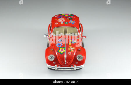 Foto Nahaufnahme von einer Miniatur Modell eines VW Käfer in den 60er 70er Jahre hippie Style Stockfoto