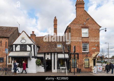 Geschäfte im alten Gebäude an der Ecke von Schafen, die Straße in Stratford-upon-Avon, Warwickshire Stockfoto