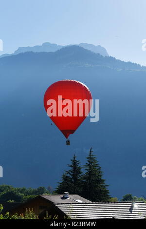 Red Balloon auf einen Flug am frühen Morgen über dem See von Annecy Frankreich Stockfoto