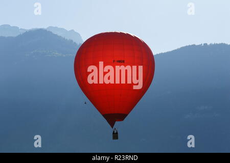 Red Balloon auf einen Flug am frühen Morgen über dem See von Annecy Frankreich Stockfoto