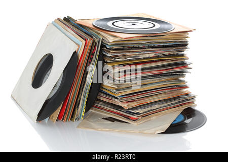 Stapel von retro Vinyl 45 rpm singles Datensätze Stockfoto