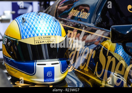 Helm von Chris Dinnage Vorbereitung Ayrton Senna Lotus Formel-1-Auto zu fahren. John Player Special schwarz und gold Grand Prix Rennwagen. Vorbereitet Stockfoto