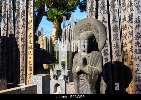 Buddah und hölzerne Toba Tabletten (gedenktafeln) in einem japanischen Friedhof von Kyoji buddhistischen Tempel in Yanaka, Tokio, Japan, Asien Stockfoto