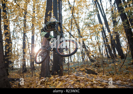 Foto von Athleten springen auf Sport Bike am Anschluss Stockfoto