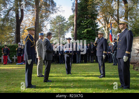 Sa. 10. Nov 2018. Französischer Botschafter Jean-Pierre Jouyet an der Freien französischen militärischen Bereich zu einer Trauerfeier & Award militärische Medaillen führen. Stockfoto
