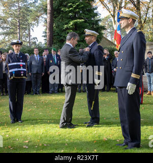 Sa. 10. Nov 2018. Französischer Botschafter Jean-Pierre Jouyet an der Freien französischen militärischen Bereich zu einer Trauerfeier & Award militärische Medaillen führen. Stockfoto