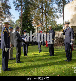 Sa. 10. Nov 2018. Französischer Botschafter Jean-Pierre Jouyet an der Freien französischen militärischen Bereich zu einer Trauerfeier & Award militärische Medaillen führen. Stockfoto