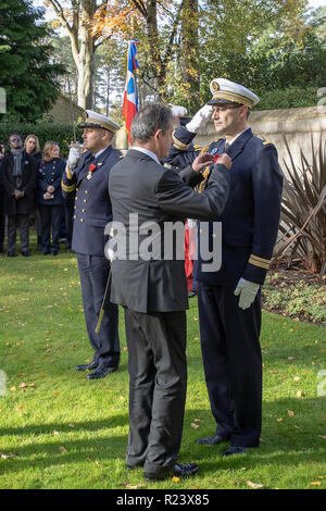 Sa. 10. Nov 2018. Französischer Botschafter Jean-Pierre Jouyet an der Freien französischen militärischen Bereich zu einer Trauerfeier & Award militärische Medaillen führen. Stockfoto