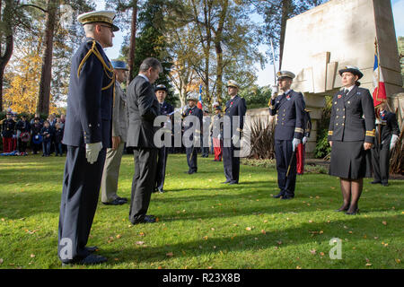 Sa. 10. Nov 2018. Französischer Botschafter Jean-Pierre Jouyet an der Freien französischen militärischen Bereich zu einer Trauerfeier & Award militärische Medaillen führen. Stockfoto