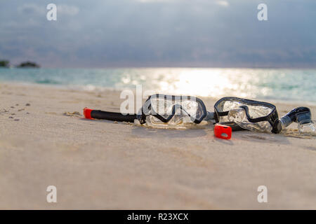 Schnorcheln Maske und Schnorchel auf tropischen weißen Sandstrand Stockfoto