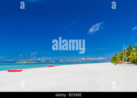Kajak am sonnigen tropischen Strand mit Palmen auf den Malediven. Luxus Sommerurlaub, Wassersport und Freizeithintergrund Stockfoto