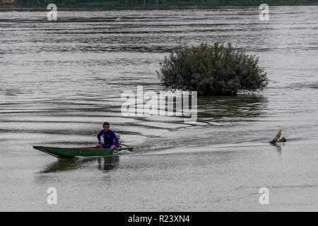 Don Det, Laos - April 24, 2018: Boot über den Mekong River in der Nähe der kambodschanischen Grenze Stockfoto