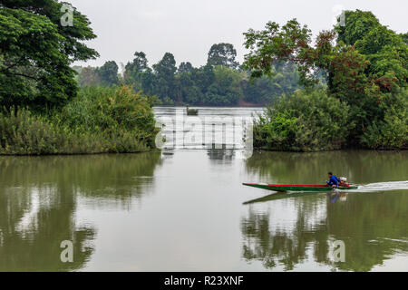 Don Det, Laos - April 24, 2018: Boot über den Mekong River in der Nähe der kambodschanischen Grenze Stockfoto