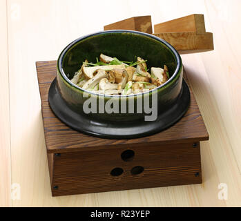 Matsutake Gohan, Reis gekocht mit Matsutake Pilze, japanische Küche Stockfoto