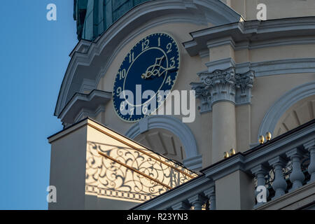 Detail der Uhr auf Schloss Charlottenburg Schloss Fassade Berlin Deutschland Stockfoto